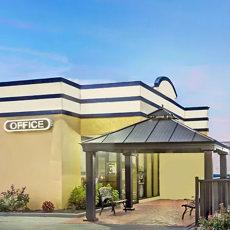 Days Inn By Wyndham Norfolk Military Circle-3