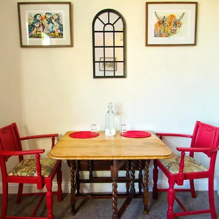 The Red Red Robin Cottage-3