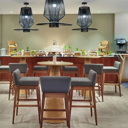 Hilton Garden Inn Muscat Al Khuwair-3