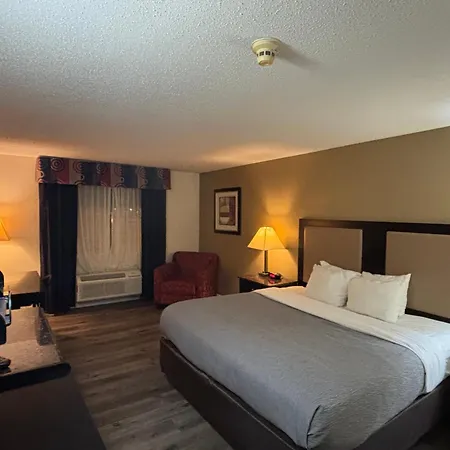 Quality Inn & Suites Woodstock Near Lake Geneva-2