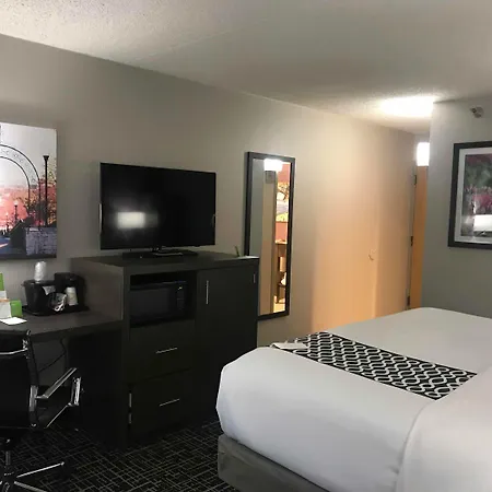 La Quinta Inn By Wyndham Davenport & Conference Center-2