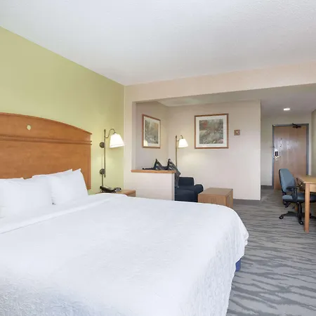 Baymont By Wyndham Thornton-2