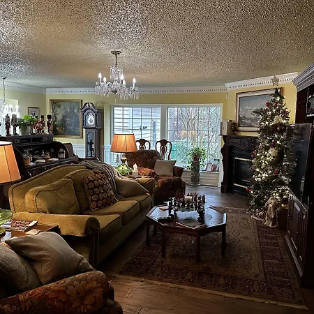 Williamsburg Sampler B & B-3