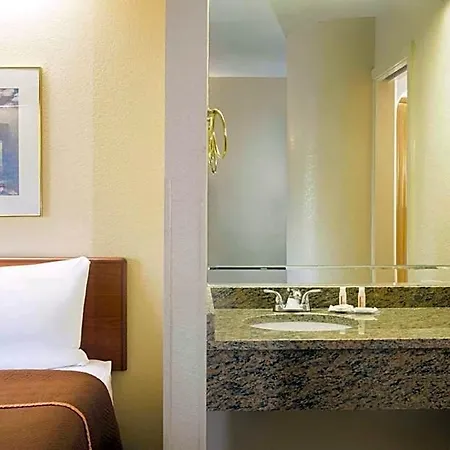 Travelodge By Wyndham Fort Myers Airport-3