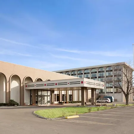 Days Inn & Suites By Wyndham Elyria-3