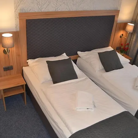 Hotel Bohemians-2