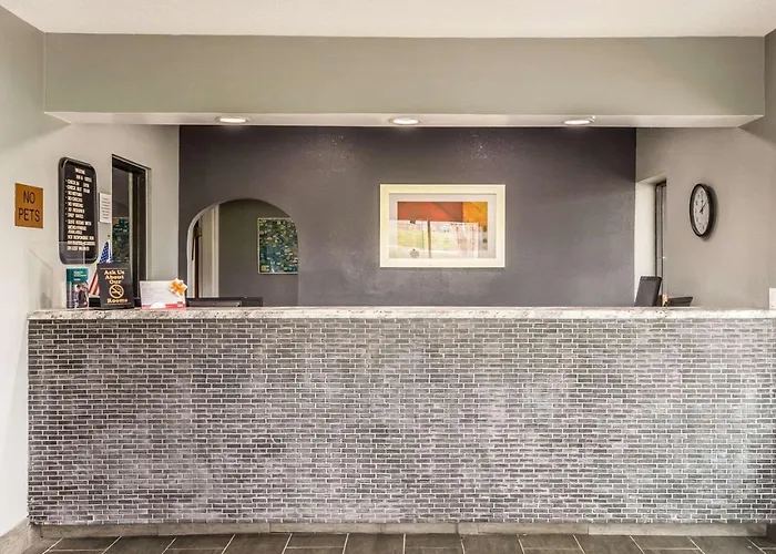 Econo Lodge Inn & Suites