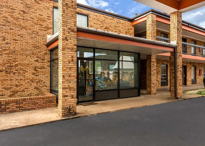 Econo Lodge Inn & Suites