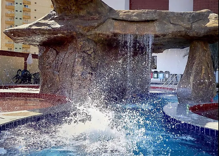 Águas Termais Naturais Piscinas Quentes 24 horas mais Acesso Incluso aos Parques Aquáticos dos Resorts Golden Dolphin Grande Hotel em Caldas Novas