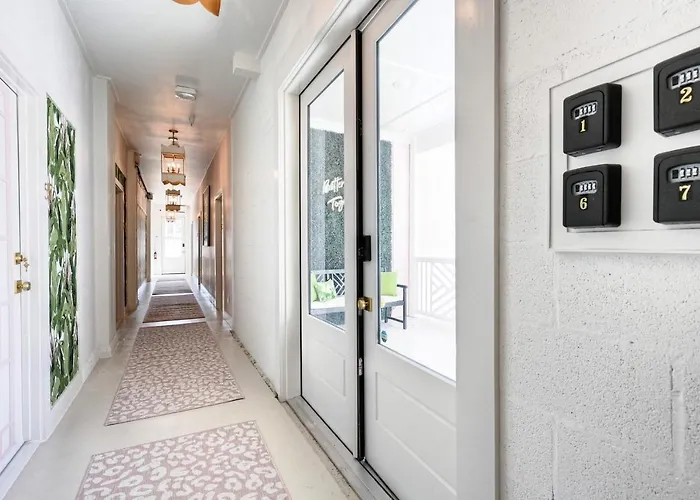 Room 8 Oleander Hotel Downtown Galveston Hotel Near Cruise Terminal & Beach