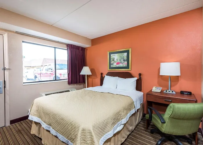 Days Inn By Wyndham Pittsburgh-Harmarville