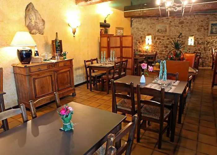 Logis Hotel Restaurant Auberge Du Peras