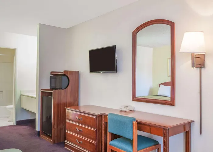 Super 8 By Wyndham Bakersfield/Central