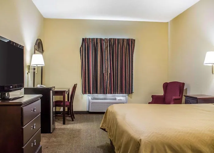Econo Lodge & Suites Airport North Syracuse