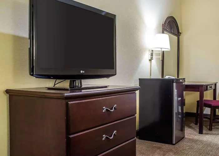 Econo Lodge & Suites Airport North Syracuse