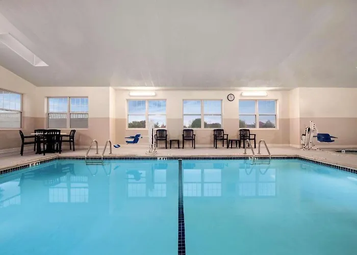 Country Inn & Suites By Radisson, Dundee, Mi