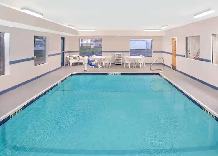 Super 8 By Wyndham Three Rivers