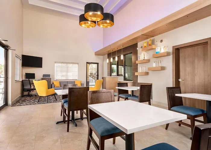 Days Inn & Suites By Wyndham Houston Hobby Airport