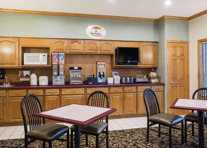 Super 8 By Wyndham Monroe Wi