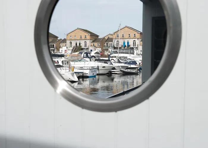 Rooms At Penarth Marina
