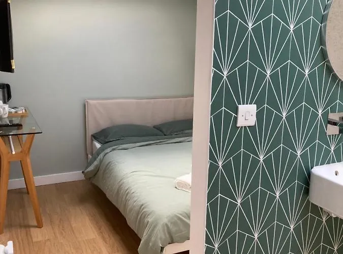 Central Ensuite Guest Unit With Air Conditioning And Free On Street Parking