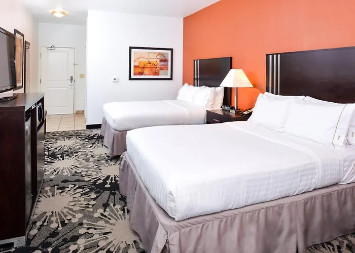 Holiday Inn Express & Suites Greenfield By Ihg