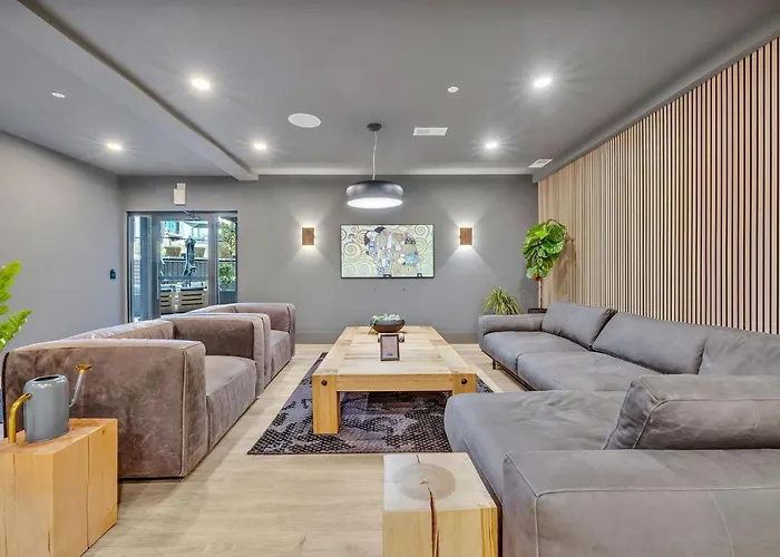 Huge Downtown Corner Unit- Pool-Gym-Walk 2 Broadway