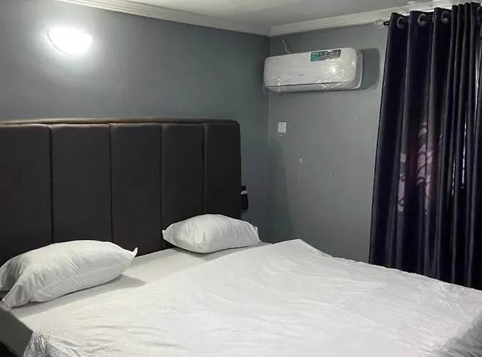 Oak Suites & Bar