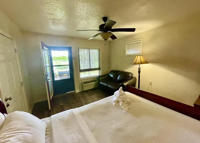 Mountain Harbor Queen Guest Room On Lake Ouachita