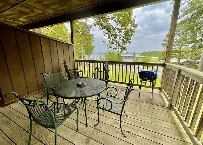 Mountain Harbor Queen Guest Room On Lake Ouachita
