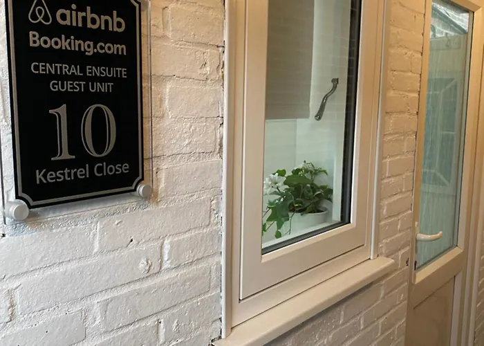 Central Ensuite Guest Unit With Air Conditioning And Free On Street Parking