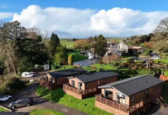 Two Bedroom Lodge & Hotel Rooms In The Country - Restaurant Bar Onsite