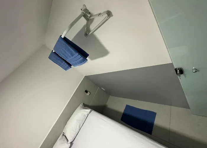 Quarto privativo com banheiro compartilhado em Pousada recém construída,a 500mts do pátio do forró