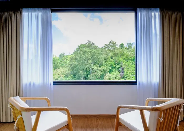 Giriwood Hotel & Villa