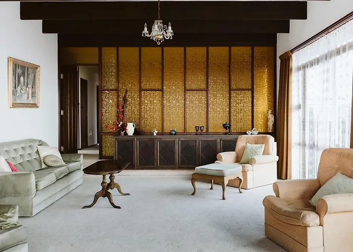 Blast On Hine - Retro Mid-Century Home With Pool