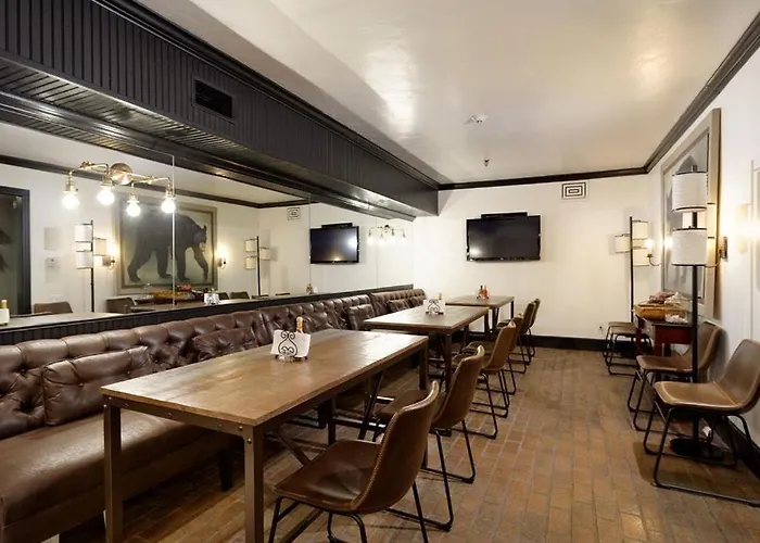 Independence Square 304, Stylish Hotel Room With Downtown Views & Great Location