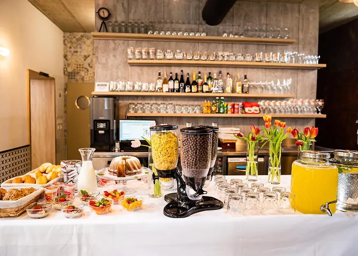 City Hotel B&B, Reception 24 7, 800M Od-From R1, Free Parking