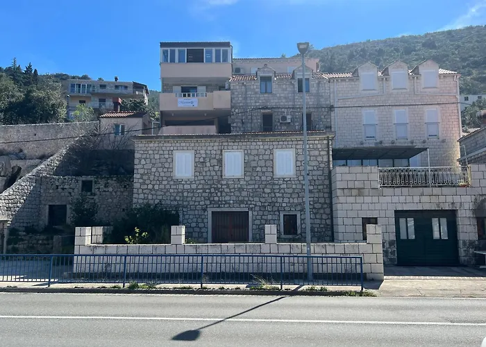 Apartments And Rooms Maritimo