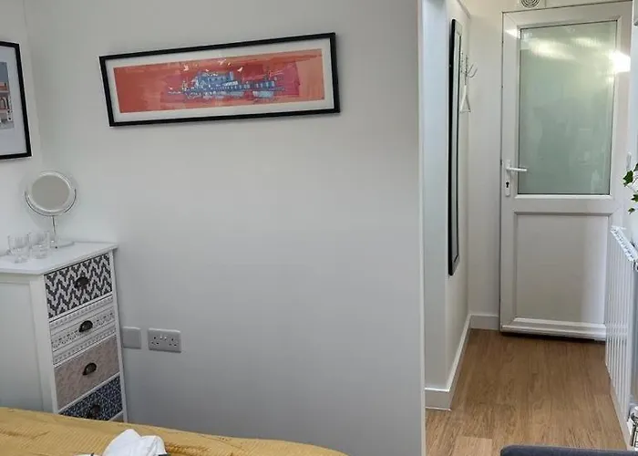 Central Ensuite Guest Unit With Air Conditioning And Free On Street Parking