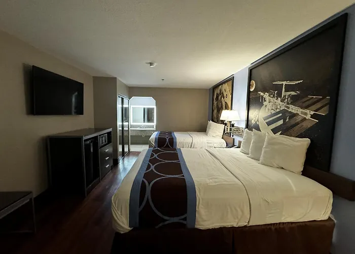 Super 8 By Wyndham Houston Webster Nasa