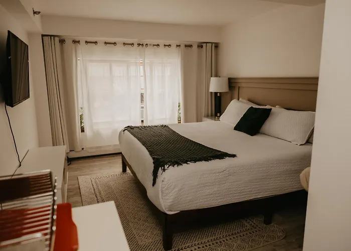 The Brooks Hotel Restaurant And Lounge