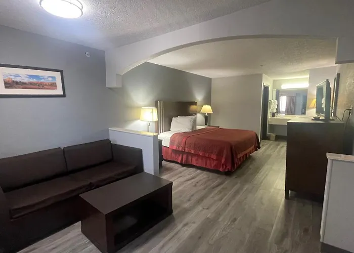 Days Inn & Suites By Wyndham Winnie