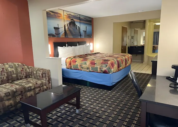 Days Inn & Suites By Wyndham Pine Bluff