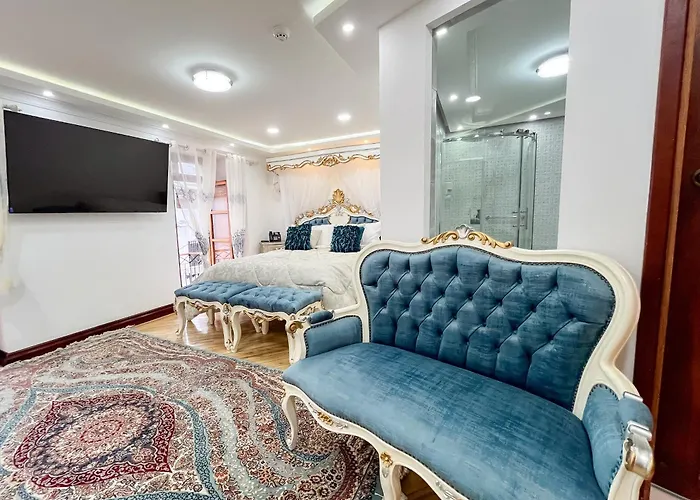 Hotel & Rooftop King Experience By David