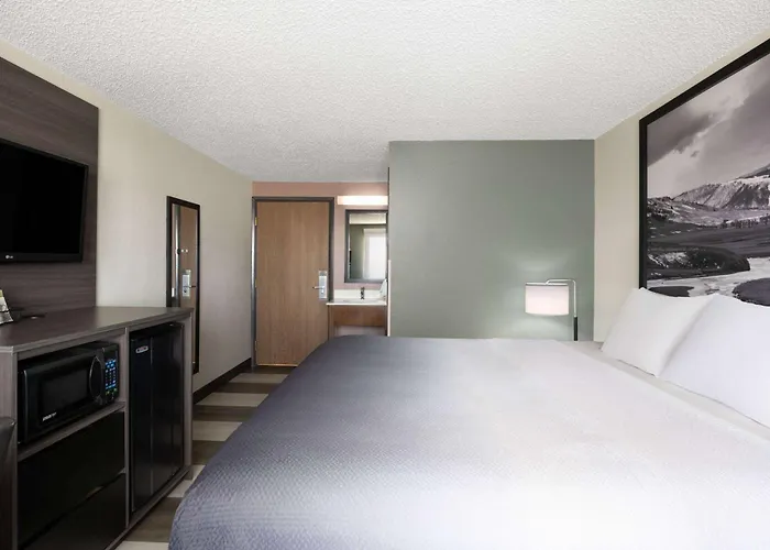 Super 8 By Wyndham Conrad