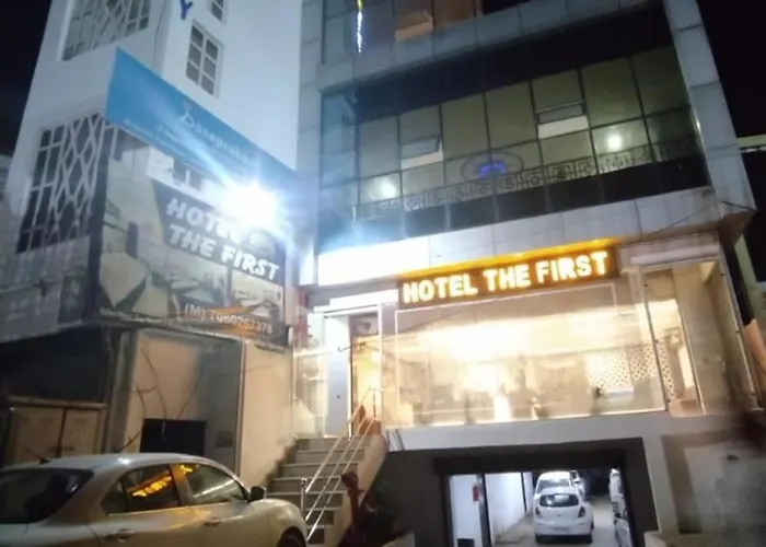 Hotel The First By Goyal Hotelie Agra 