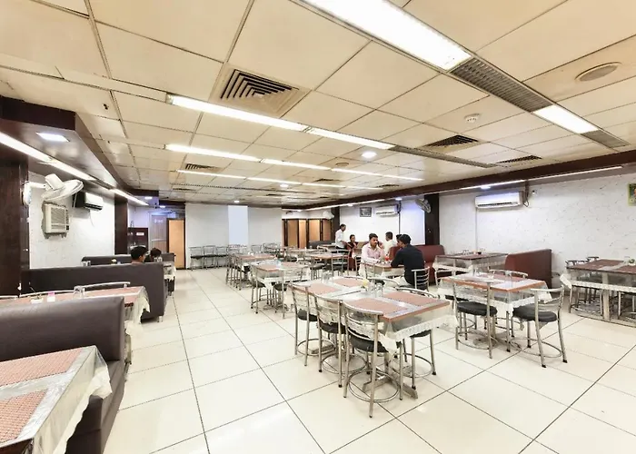 Hotel The First By Goyal Hotelie Agra 