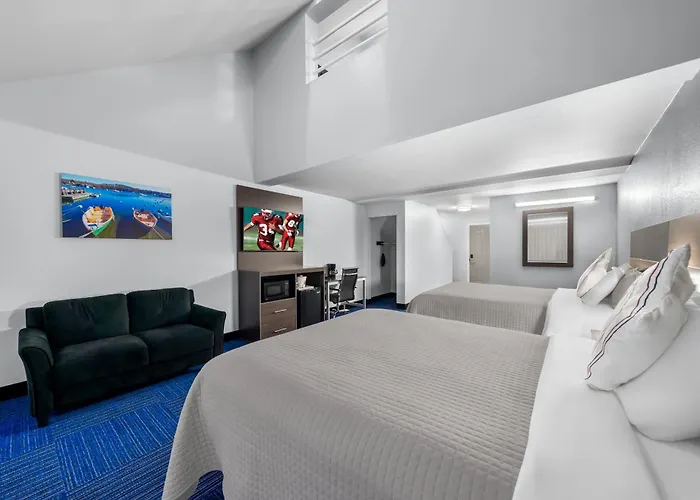 Admiralty Inn & Suites - A Red Collection Hotel