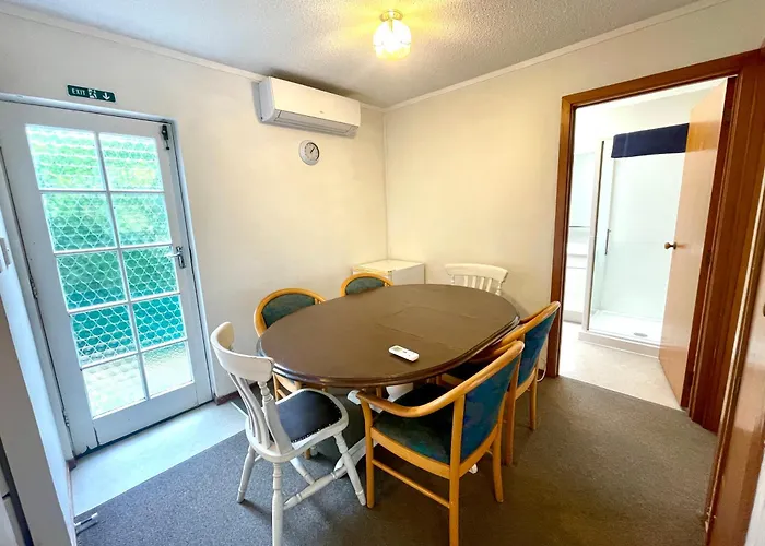 Browns Bay Olive Tree - Pet Friendly Family Apartment