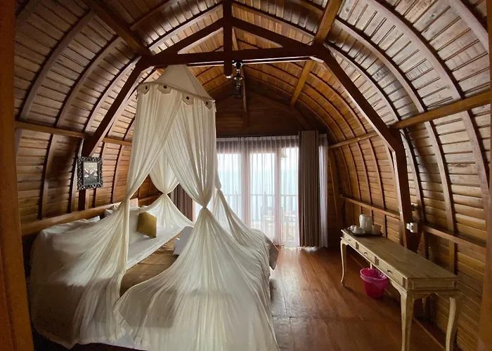 Suwehan Beach Cliff House With Hammock